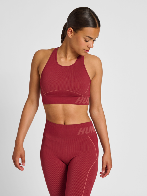 hmlTE CHRISTEL SEAMLESS SPORTS TOP, CABERNET/APPLE BUTTER MELANGE, model