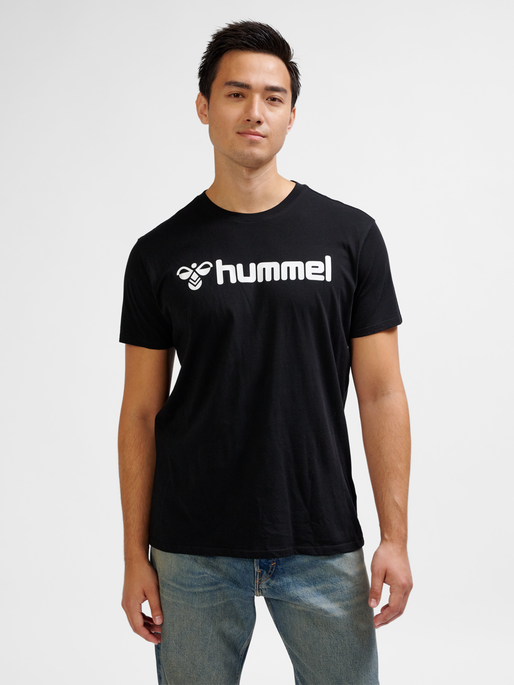 hmlGO 2.0 LOGO T-SHIRT S/S, BLACK, model
