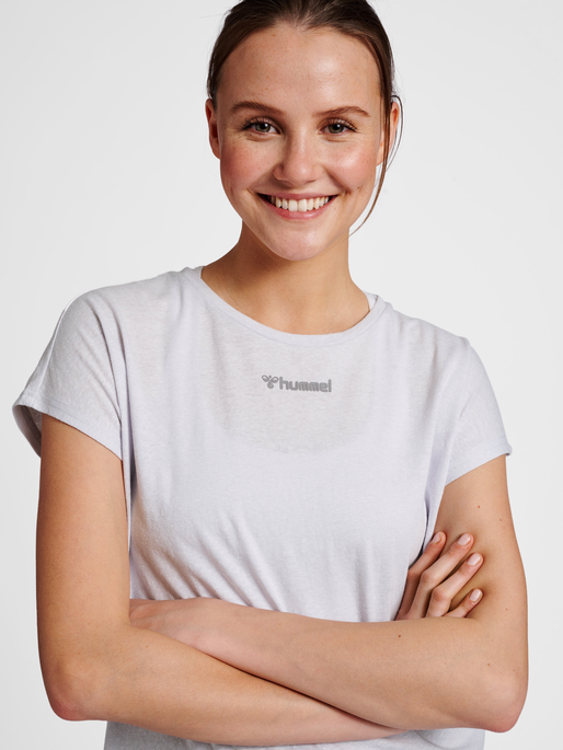hmlZANDRA T-SHIRT, LIGHT GREY MELANGE, model