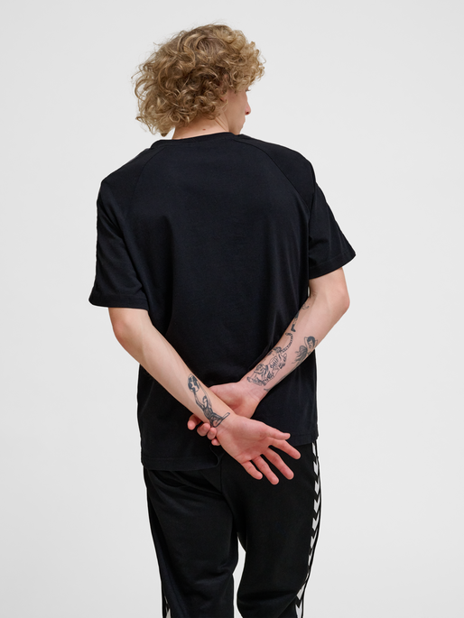 hmlARCHIVE LOOSE T-SHIRT S/S, BLACK/EBONY, model