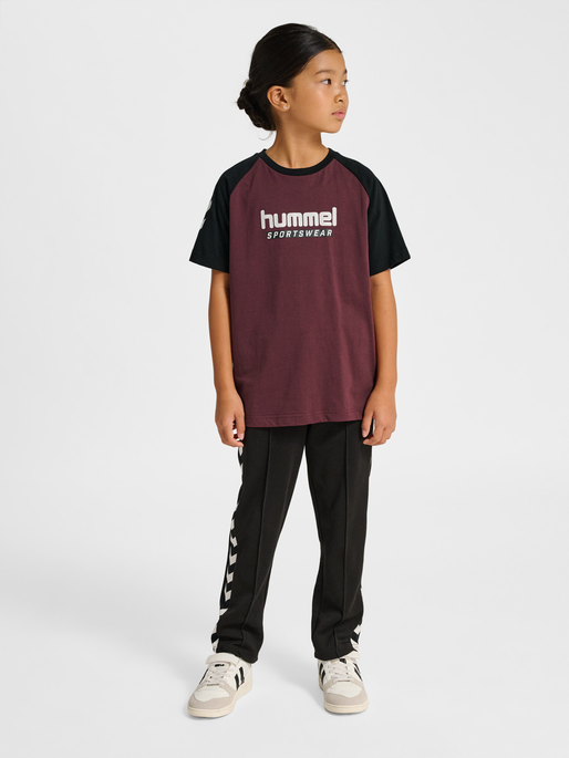 hmlJR LOGO T-SHIRT S/S, VINEYARD WINE, model