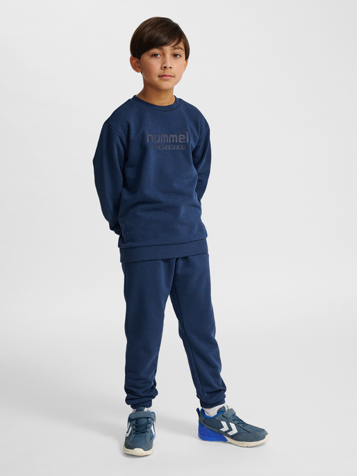 hmlJR BASE SWEATSHIRT, DRESS BLUES, model