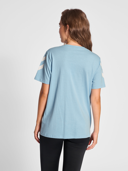 hmlLEGACY CHEVRON T-SHIRT, PLACID BLUE, model