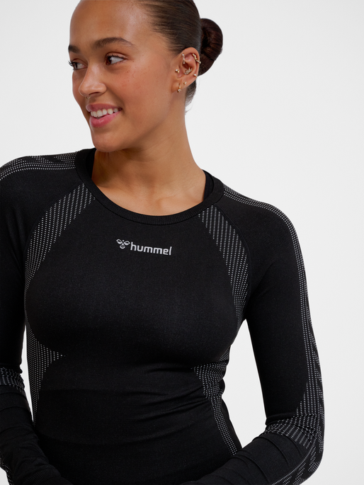 hmlMT SHAPING SEAMLESS T-SHIRT L/S, BLACK, model