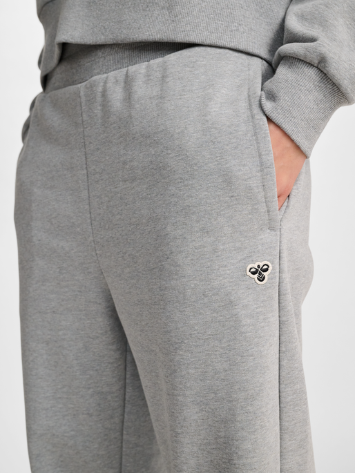hmlLOOSE W SWEATPANTS BEE, GREY MELANGE, model