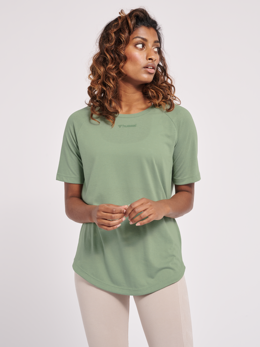 hmlMT VANJA T-SHIRT, LILY PAD, model