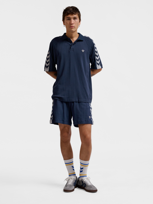hmlARCHIVE LOOSE POLO SHIRT S/S, BLACK IRIS, model