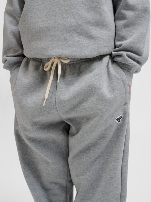hmlJR LOOSE SWEATPANTS BEE, GREY MELANGE, model