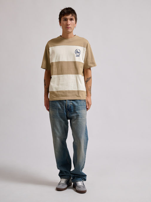hmlLOOSE T-SHIRT S/S BEES STRIPE, TOFU/CORNSTALK, model