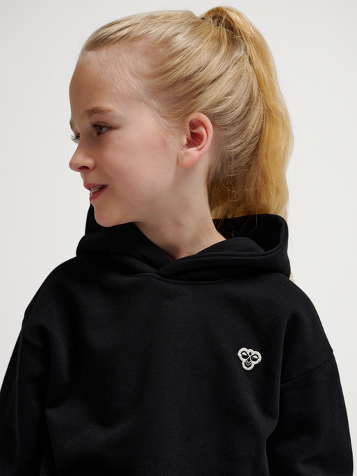 hmlJR LOOSE HOODIE BEE, BLACK, model