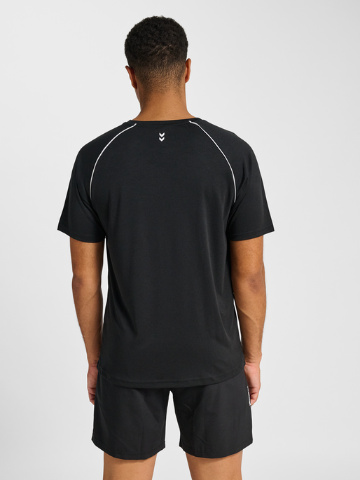 hmlPULSE TRAINING PRINT T-SHIRT SS, BLACK, model
