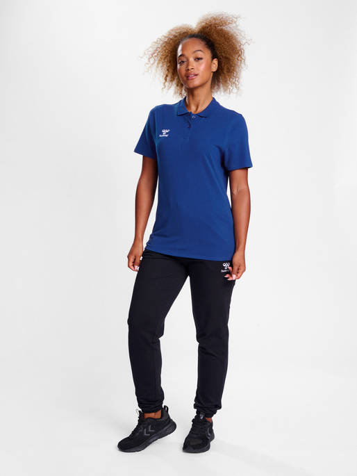 hmlGO 2.0 POLO WOMAN, TRUE BLUE, model