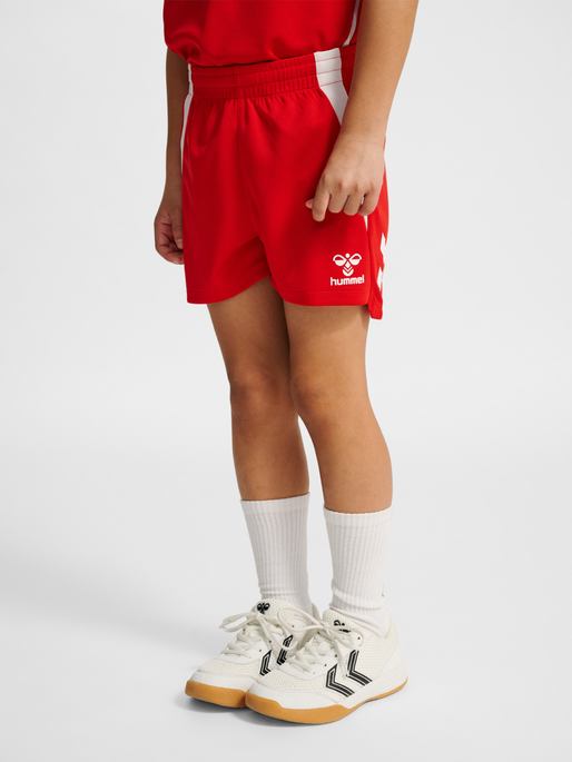 hmlLEAD 2.0 SHORTS KIDS, TRUE RED, model