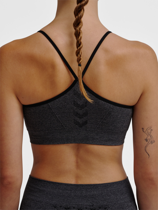 hmlCI SEAMLESS SCRUNCH SPORTS BRA, BLACK MELANGE, model