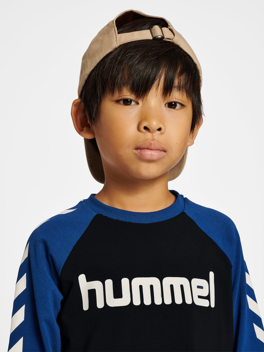 hmlBOYS T-SHIRT L/S, DARK DENIM, model