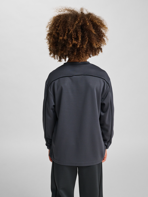 hmlJR T-SHIRT L/S, EBONY, model
