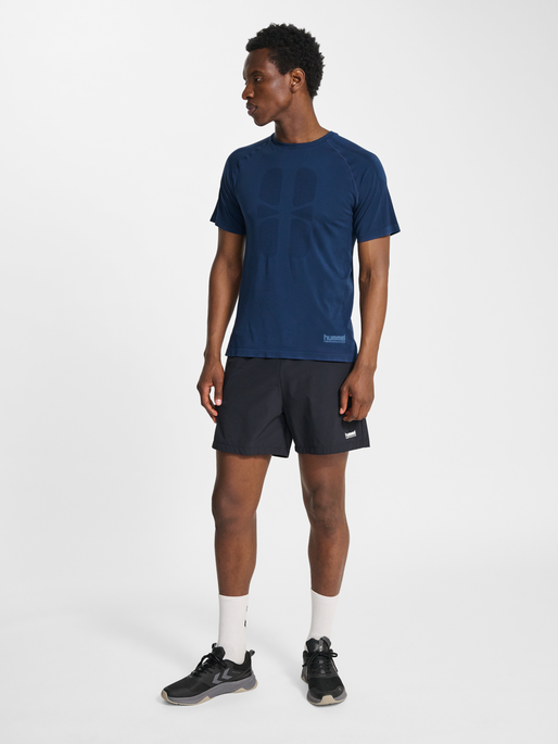hmlHIIT SEAMLESS T-SHIRT S/S, DRESS BLUES, model
