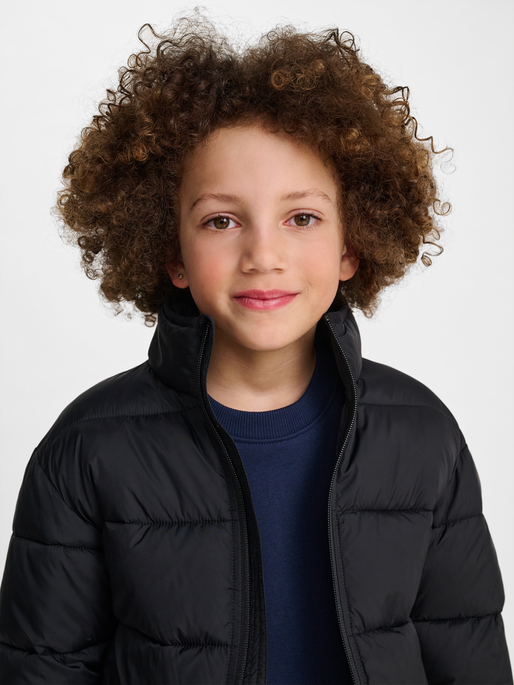 hmlJR LIGHTWEIGHT PUFFER JACKET, BLACK, model