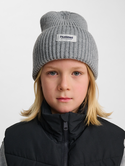 hmlJR HEAVY RIB KNIT BEANIE, GREY MELANGE, model