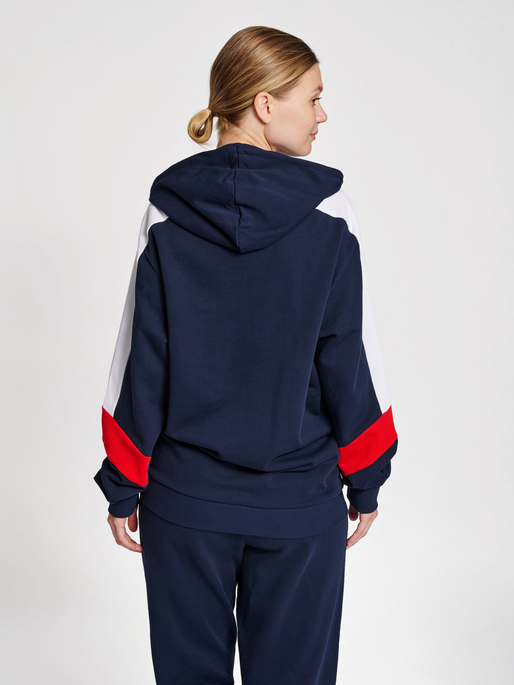 hmlIC CLAUDE HOODIE, PEACOAT, model