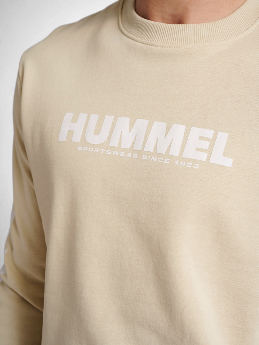 hmlLEGACY SWEATSHIRT, PUMICE STONE, model