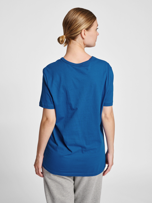 hmlIC DAYTON T-SHIRT, TRUE BLUE, model