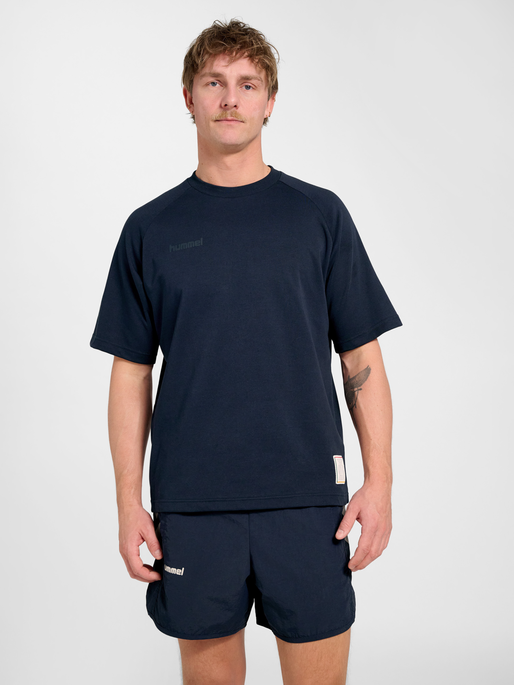 hmlWORLD 26 T-SHIRT S/S, DARK SAPPHIRE, model