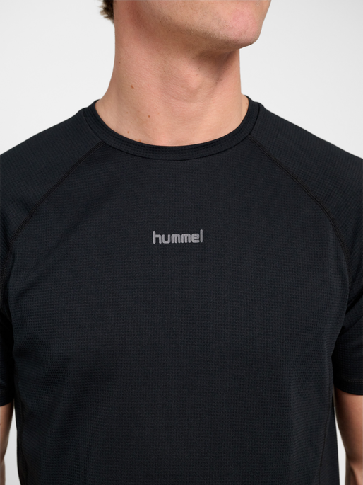 hmlMOMENTUM T-SHIRT S/S, BLACK, model
