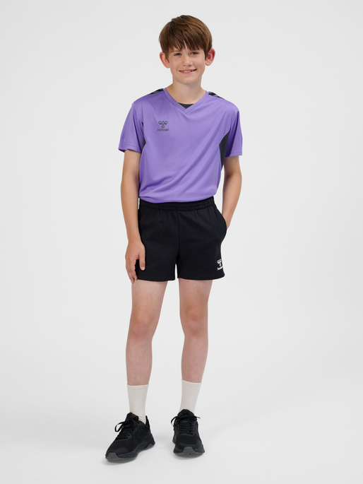 hmlGO 2.0 SWEATSHORTS KIDS, BLACK, model