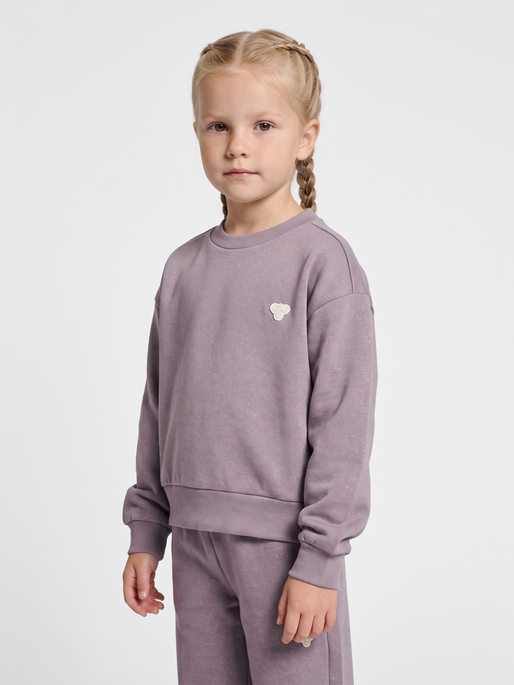 hmlJR LOOSE GLITTER CREWNECK BEE, GRAY RIDGE, model