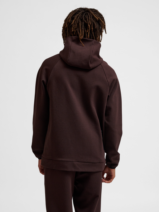 hmlTECH FLEECE REGULAR ZIP HOODIE, CHOCOLATE PLUM, model
