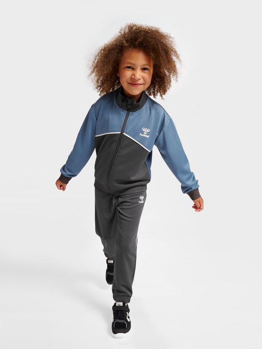 hmlLUBAGO TRACKSUIT, 7050, model