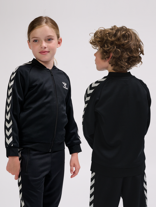 hmlNEWI ZIP JACKET, BLACK, model