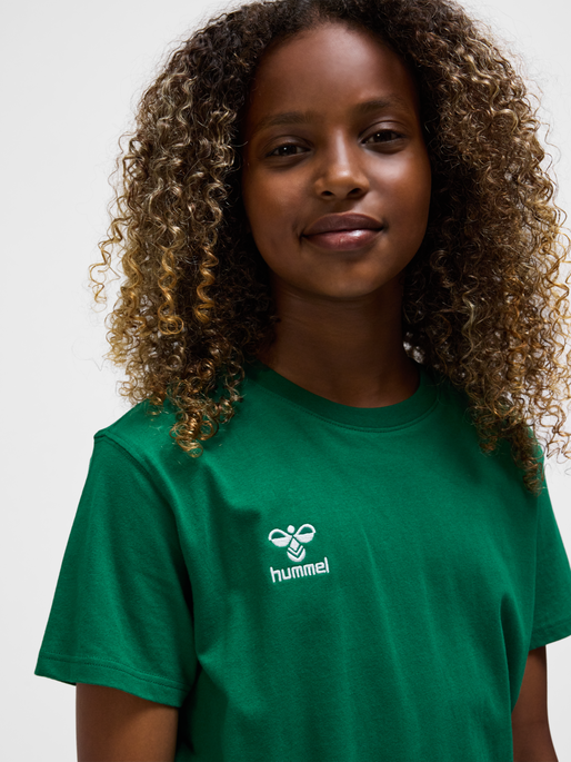 hmlGO 2.0 T-SHIRT S/S KIDS, EVERGREEN, model
