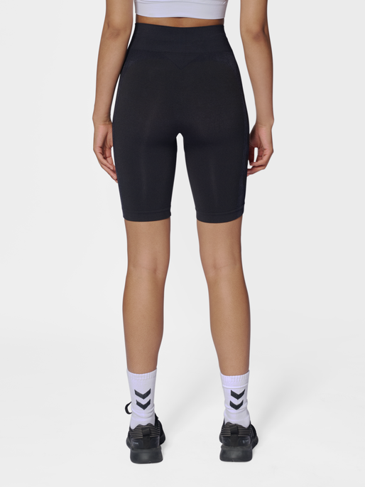 hmlCLEA SEAMLESS CYCLING SHORTS, BLACK MELANGE, model