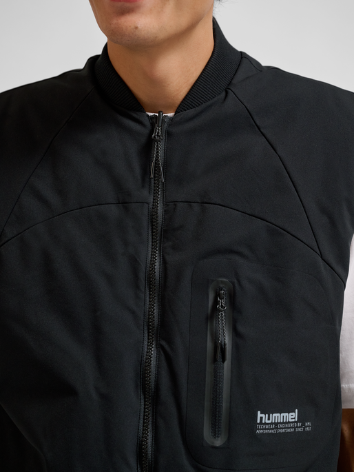 hmlTECH PADDED VEST, BLACK, model