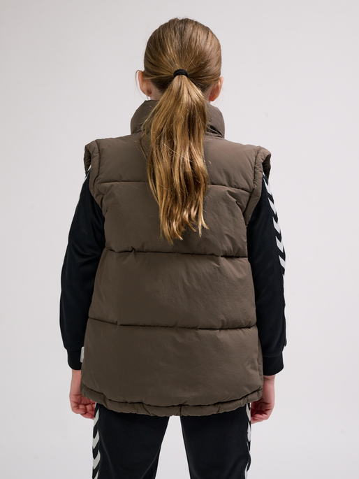 hmlCRISP TEX VEST, MAJOR BROWN, model