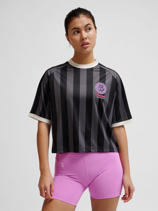 hmlBOXY BEE MINE SHIRT S/S, BLACK, model