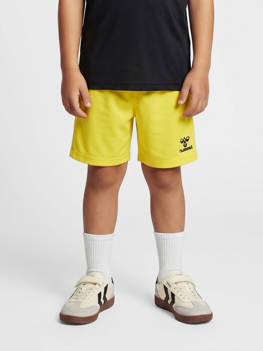 hmlESSENTIAL SHORTS KIDS, BLAZING YELLOW, model