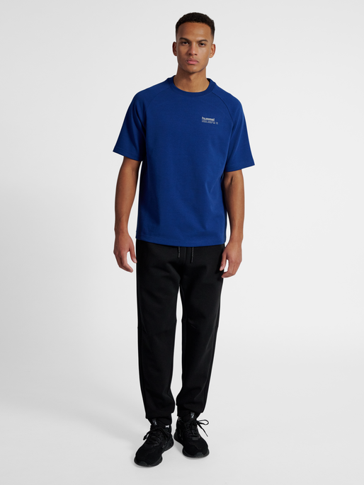 hmlTECH LOOSE T-SHIRT, ESTATE BLUE, model