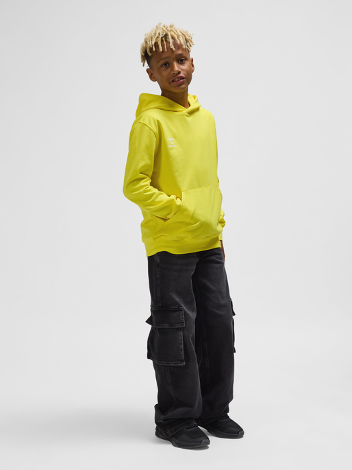 hmlGO 2.0 HOODIE KIDS, BLAZING YELLOW, model