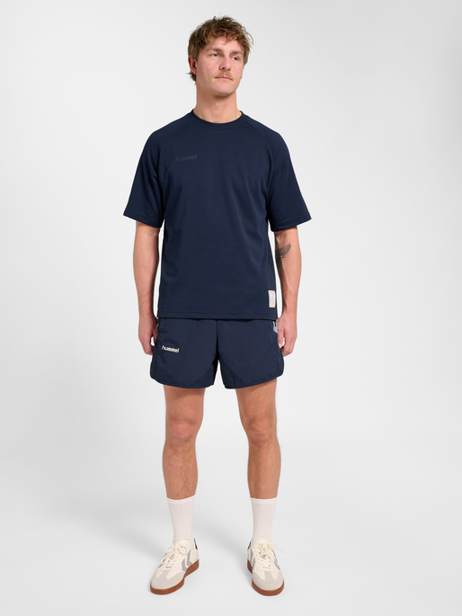 hmlWORLD 26 TRACK SHORTS, DARK SAPPHIRE, model
