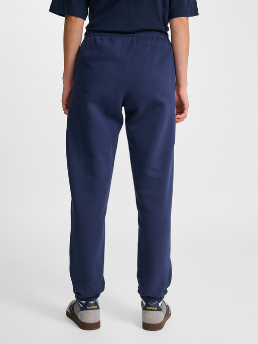 hmlREGULAR SWEATPANT BEE, DRESS BLUES, model
