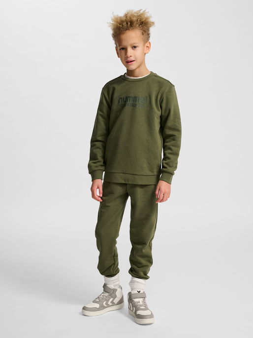 hmlJR BASE SWEATSHIRT, WINTER MOSS, model