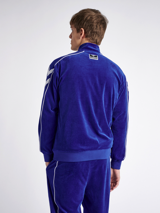 hmlFRISK VELOUR ZIP JACKET, 7956, model