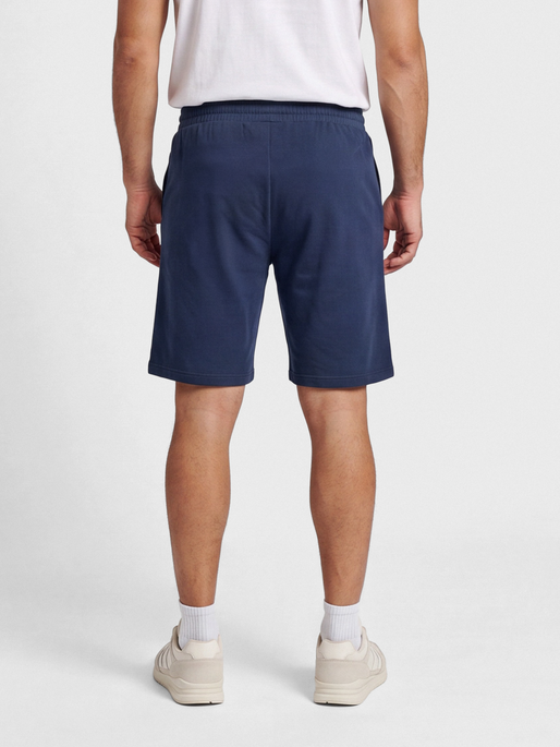 hmlMOVER COTTON BERMUDA SHORTS, MARINE, model