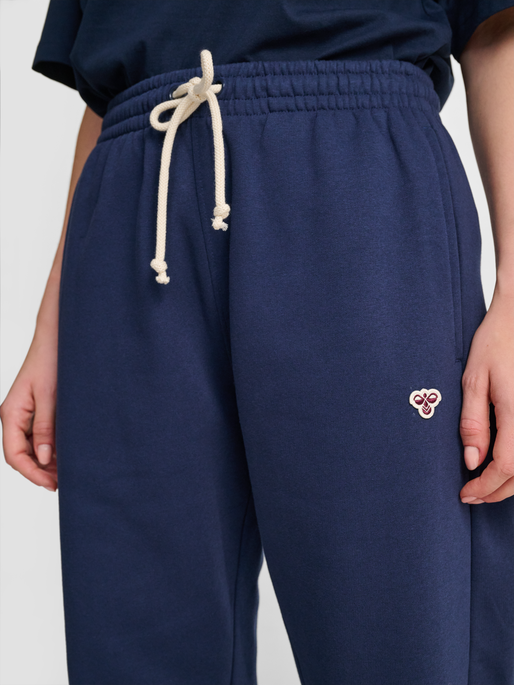 hmlREGULAR SWEATPANT BEE, DRESS BLUES, model