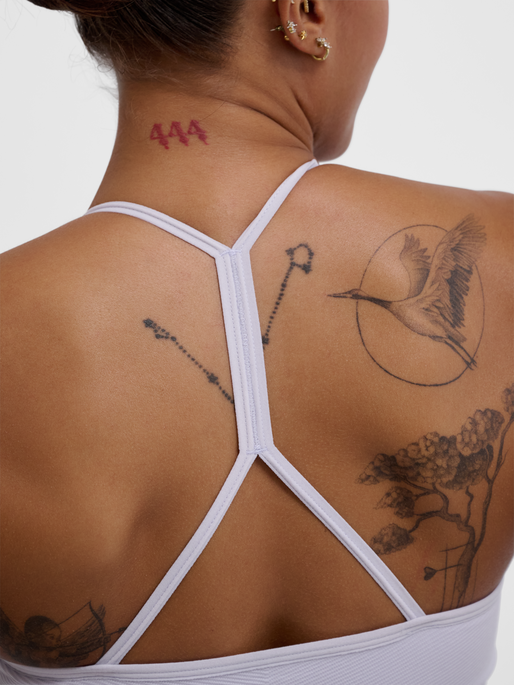 hmlTIFFY SEAMLESS SPORTS TOP, THISTLE, model