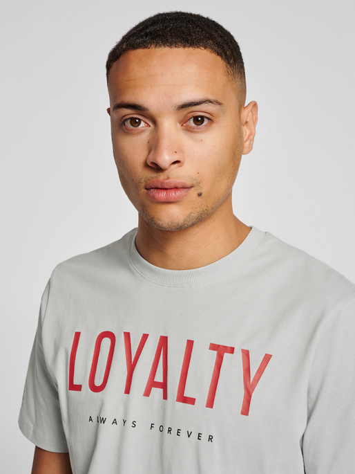 hmlLGC LOYALTY T-SHIRT, HARBOR MIST, model