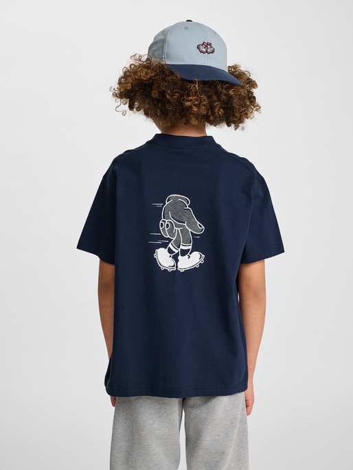 hmlLOOSE TEE S/S GRAPHIC JUNIOR, DARK SAPPHIRE, model